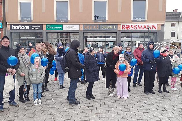 W solidarności z osobami z autyzmem. Lębork na niebiesko