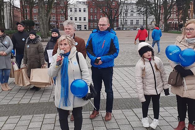 W solidarności z osobami z autyzmem. Lębork na niebiesko