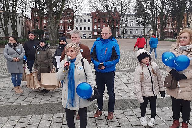 W solidarności z osobami z autyzmem. Lębork na niebiesko