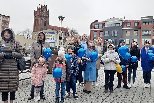 W solidarności z osobami z autyzmem. Lębork na niebiesko
