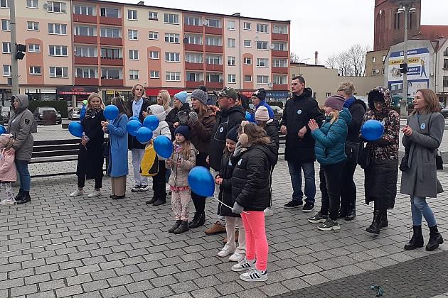 W solidarności z osobami z autyzmem. Lębork na niebiesko
