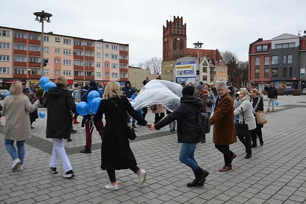 W solidarności z osobami z autyzmem. Lębork na niebiesko