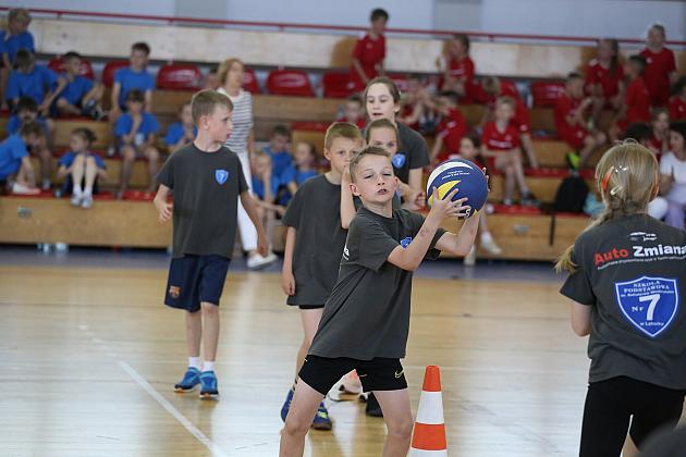 „Kto z nas lepiej i prędzej”. Konkurs sportowy dla uczniów szkół podstawowych