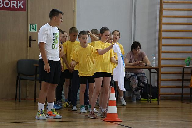 „Kto z nas lepiej i prędzej”. Konkurs sportowy dla uczniów szkół podstawowych