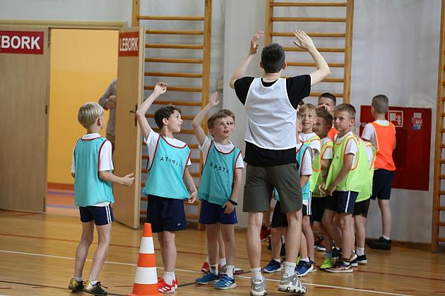 „Kto z nas lepiej i prędzej”. Konkurs sportowy dla uczniów szkół podstawowych