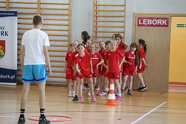 „Kto z nas lepiej i prędzej”. Konkurs sportowy dla uczniów szkół podstawowych