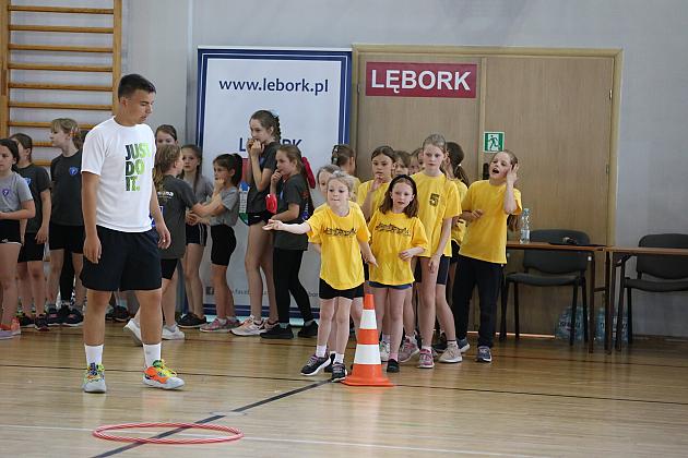 „Kto z nas lepiej i prędzej”. Konkurs sportowy dla uczniów szkół podstawowych