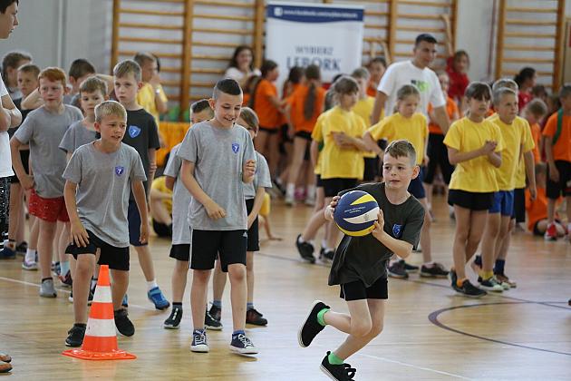„Kto z nas lepiej i prędzej”. Konkurs sportowy dla uczniów szkół podstawowych