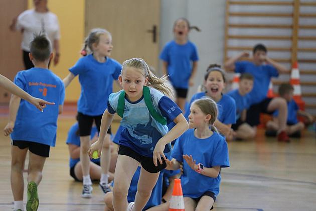 „Kto z nas lepiej i prędzej”. Konkurs sportowy dla uczniów szkół podstawowych