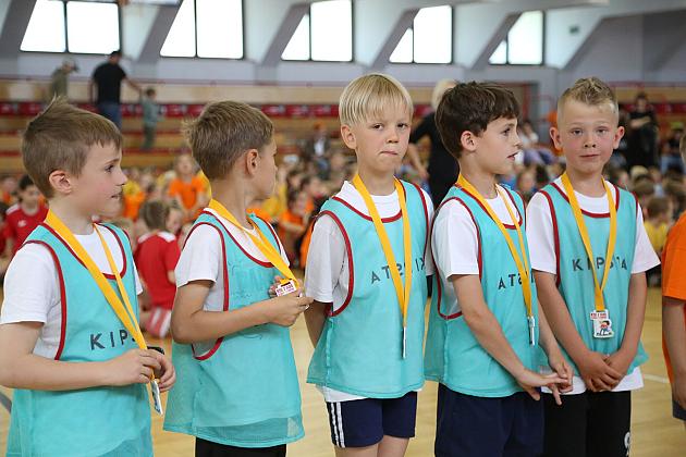 „Kto z nas lepiej i prędzej”. Konkurs sportowy dla uczniów szkół podstawowych