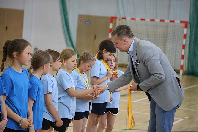 „Kto z nas lepiej i prędzej”. Konkurs sportowy dla uczniów szkół podstawowych