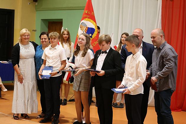Uroczyste zakończenie roku szkolnego w lęborskich szkołach podstawowych: Emocje, nagrody i plany na wakacje!