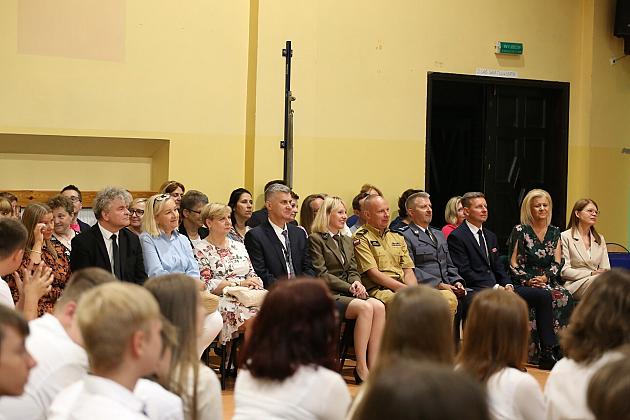 Uroczyste zakończenie roku szkolnego w lęborskich szkołach podstawowych: Emocje, nagrody i plany na wakacje!