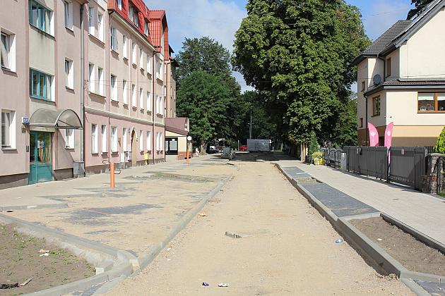 Sienkiewicza w przebudowie. Powstają miejsca postojowe, ławki, zieleń i oświetlenie