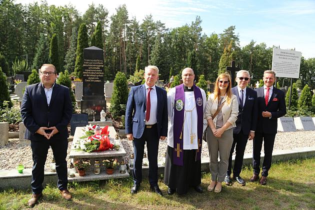 W hołdzie bohaterom i ofiarom wojny