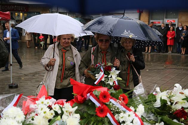 W hołdzie bohaterom i ofiarom wojny