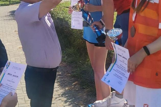 Rywalizowali w biegach przełajowych na stadionie