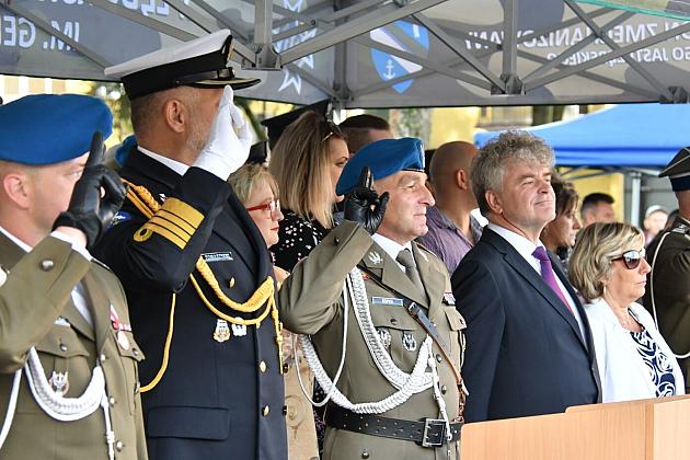 Uroczysta przysięga wojskowa na placu Pokoju