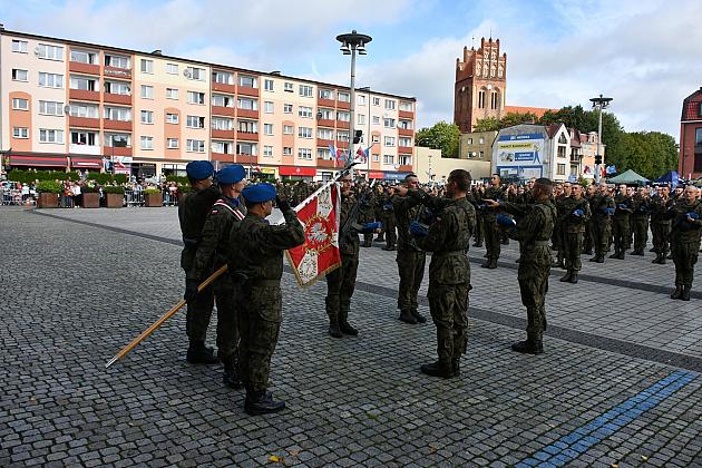 Uroczysta przysięga wojskowa na placu Pokoju