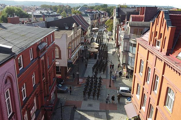 Uroczysta przysięga wojskowa na placu Pokoju