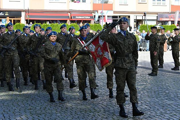 Uroczysta przysięga wojskowa na placu Pokoju
