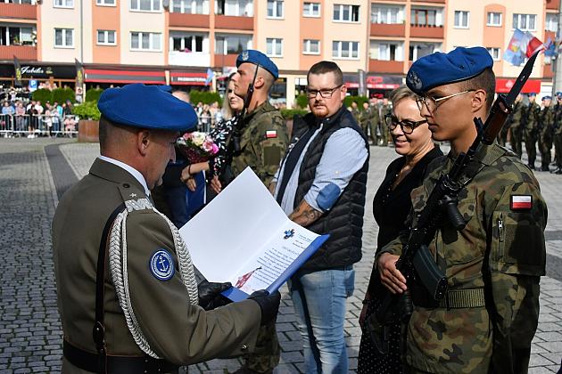 Uroczysta przysięga wojskowa na placu Pokoju