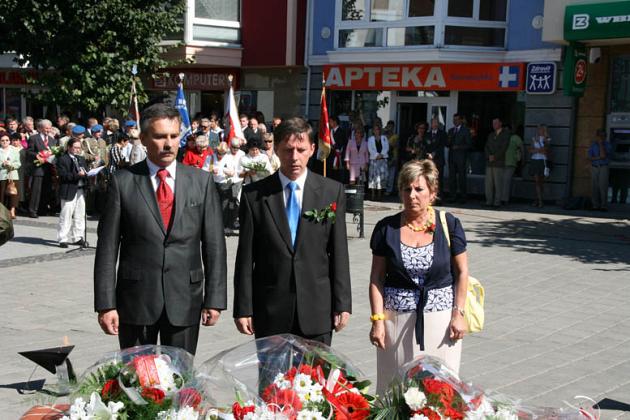 Kwiaty i znicze pamięci w rocznicę wybuchu II wojny światowej 