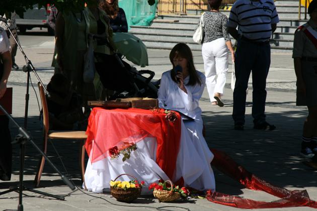 Kwiaty i znicze pamięci w rocznicę wybuchu II wojny światowej 