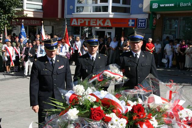 Kwiaty i znicze pamięci w rocznicę wybuchu II wojny światowej 