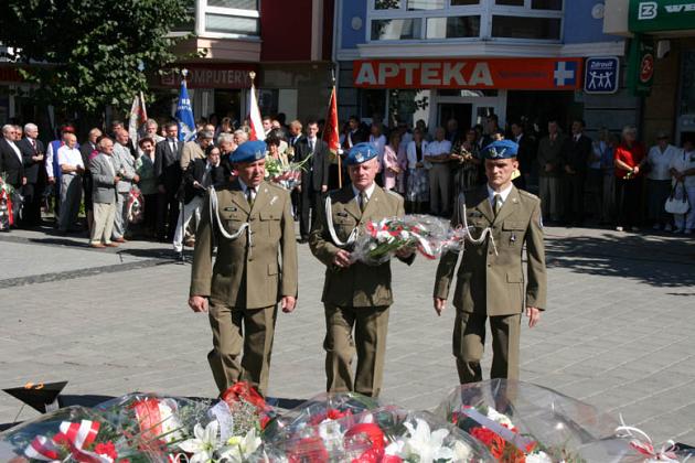Kwiaty i znicze pamięci w rocznicę wybuchu II wojny światowej 