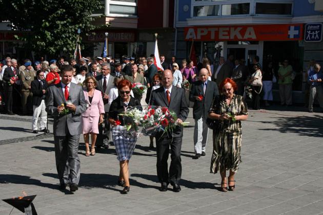 Kwiaty i znicze pamięci w rocznicę wybuchu II wojny światowej 