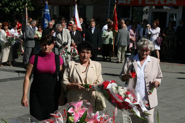 Kwiaty i znicze pamięci w rocznicę wybuchu II wojny światowej 