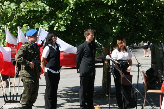 Kwiaty i znicze pamięci w rocznicę wybuchu II wojny światowej 