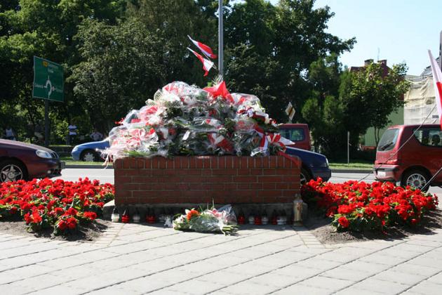 Kwiaty i znicze pamięci w rocznicę wybuchu II wojny światowej 