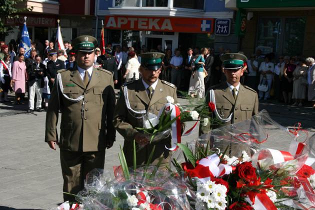 Kwiaty i znicze pamięci w rocznicę wybuchu II wojny światowej 