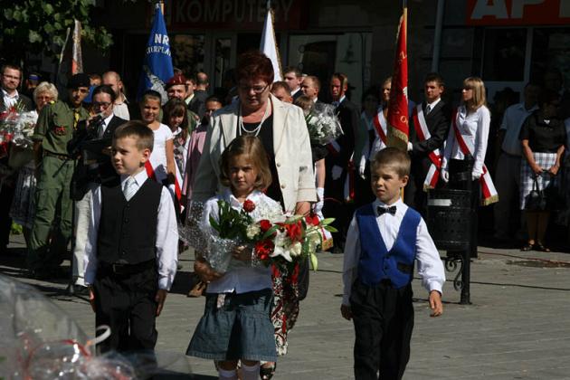 Kwiaty i znicze pamięci w rocznicę wybuchu II wojny światowej 