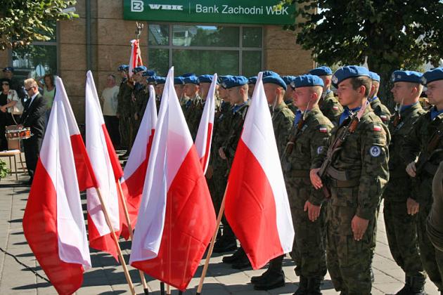 Kwiaty i znicze pamięci w rocznicę wybuchu II wojny światowej 
