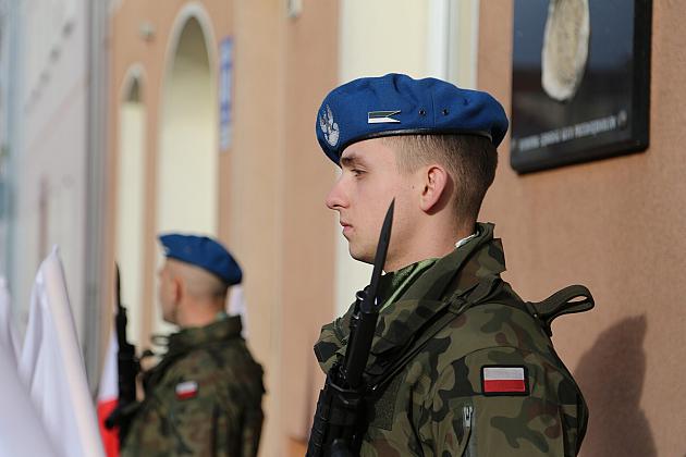 Znicze pod tablicą Polskiej Rady Ludowej