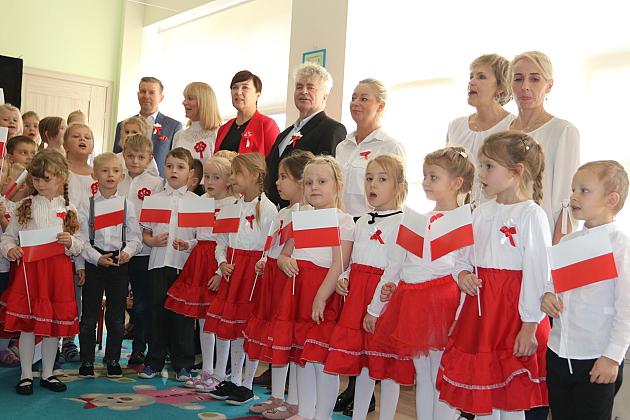 Wspólne śpiewanie hymnu narodowego w lęborskich szkołach i przedszkolach