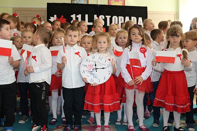 Wspólne śpiewanie hymnu narodowego w lęborskich szkołach i przedszkolach