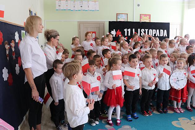 Wspólne śpiewanie hymnu narodowego w lęborskich szkołach i przedszkolach