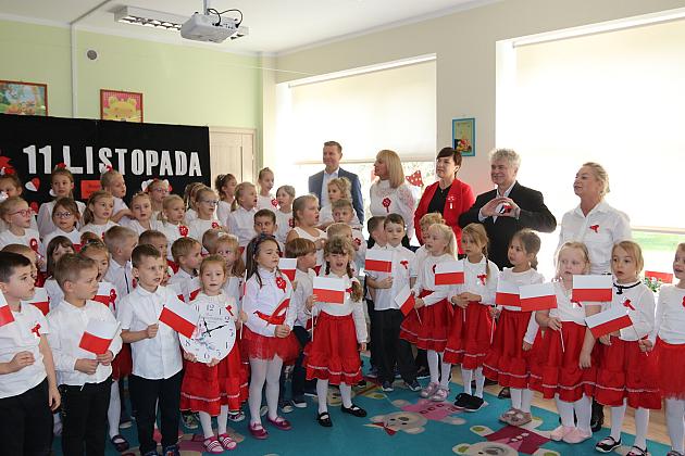 Wspólne śpiewanie hymnu narodowego w lęborskich szkołach i przedszkolach