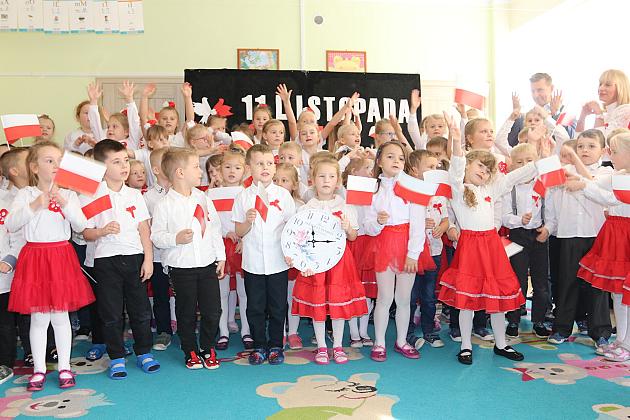 Wspólne śpiewanie hymnu narodowego w lęborskich szkołach i przedszkolach