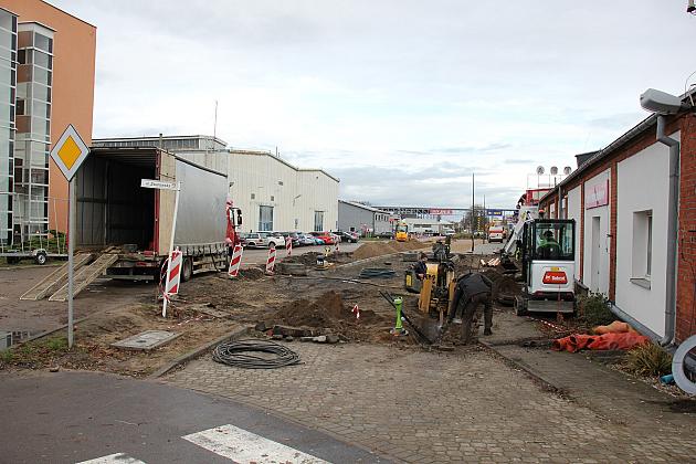 Ulica Zwarowska w przebudowie. Powstają nowe miejsca parkingowe