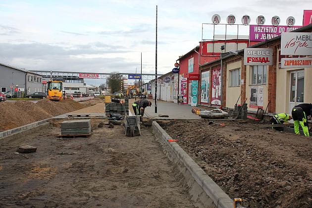 Ulica Zwarowska w przebudowie. Powstają nowe miejsca parkingowe