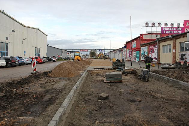 Ulica Zwarowska w przebudowie. Powstają nowe miejsca parkingowe