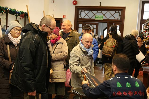 100 kalendarzy Lęborka na rok 2024 rozdanych na „Mikołajki”