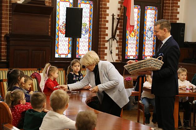 Świąteczne spotkanie dzieci z przedszkoli w Ratuszu