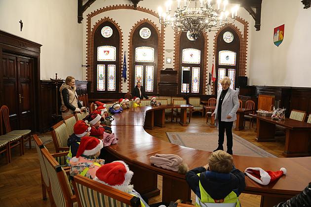 Świąteczne spotkanie dzieci z przedszkoli w Ratuszu