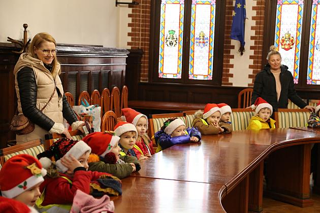 Świąteczne spotkanie dzieci z przedszkoli w Ratuszu